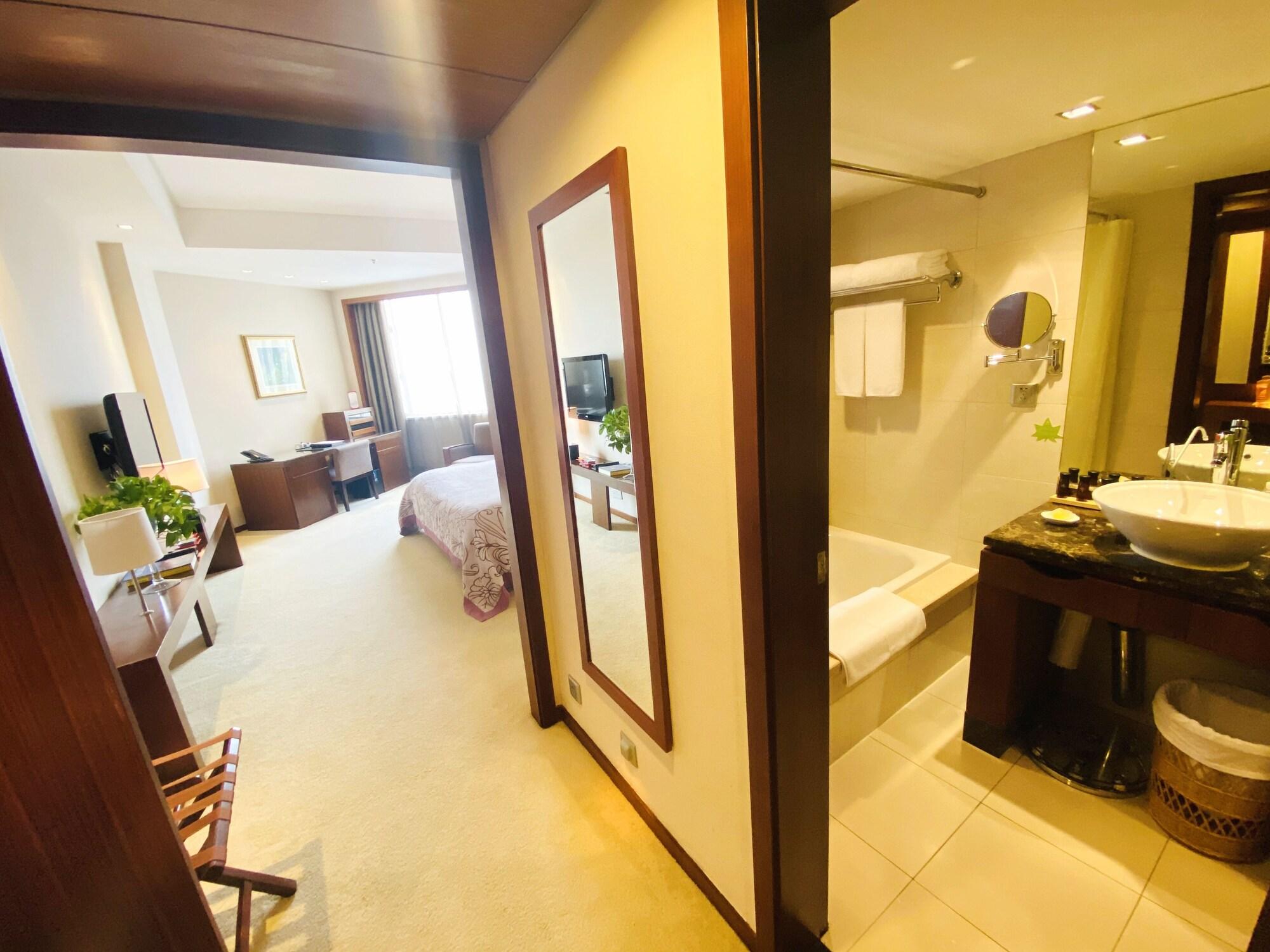 Baolong Hotel 4*